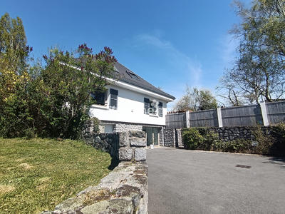 Maison - 323 m² - 8 pièces