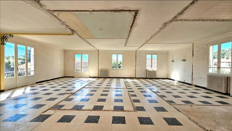 Maison - 220 m² - 5 pièces