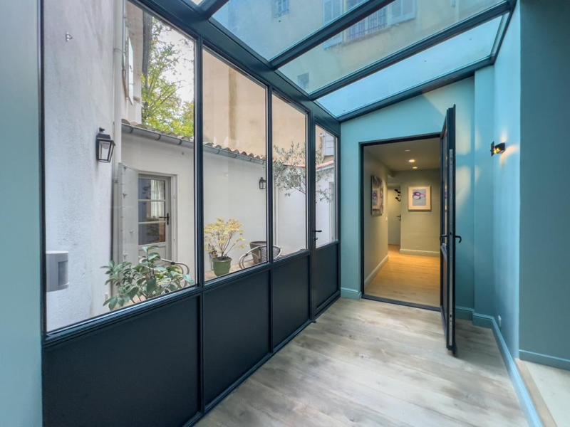 Appartement bourgeois - 231 m² - 10 pièces