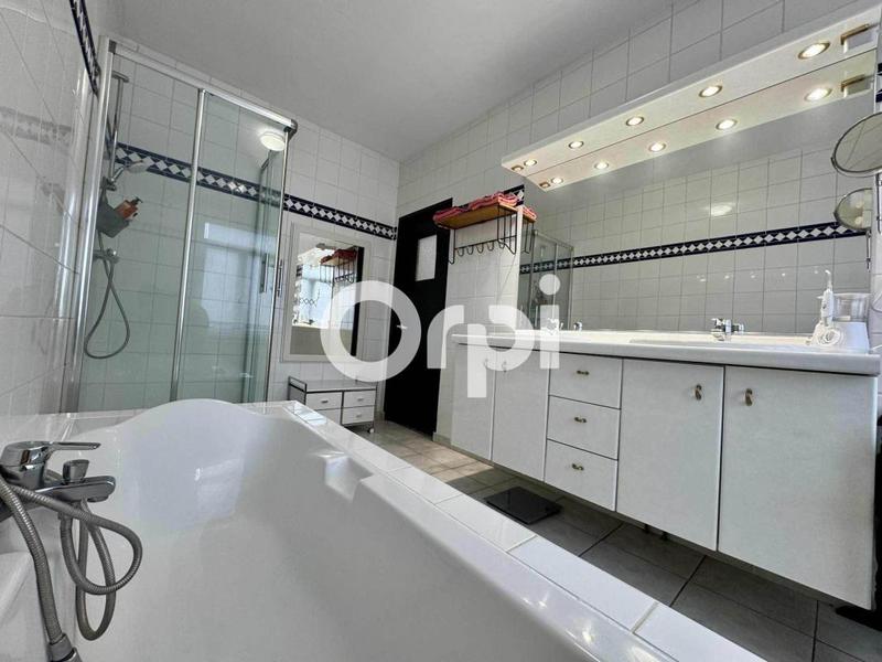 Maison - 228 m² - 7 pièces