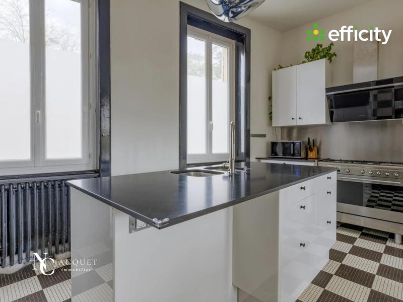 Demeure - 207 m² - 9 pièces