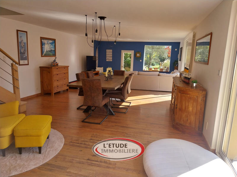 Maison - 203 m² - 9 pièces