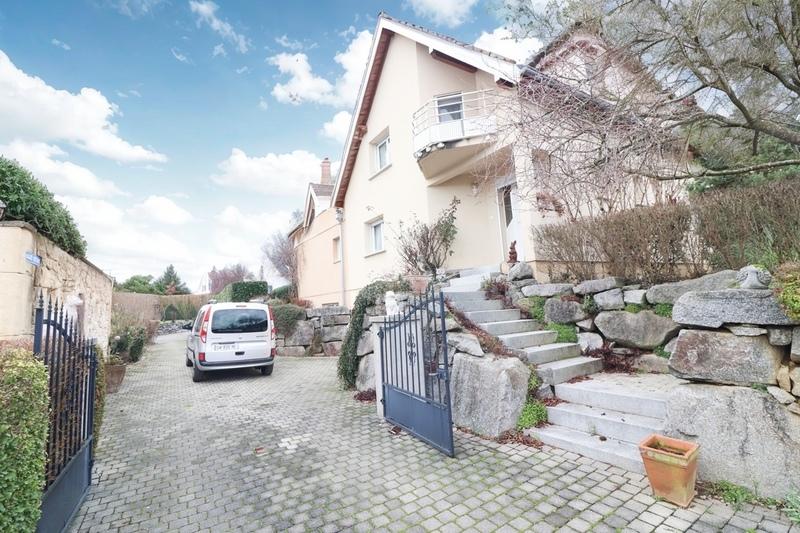 Maison - 251 m² - 6 pièces