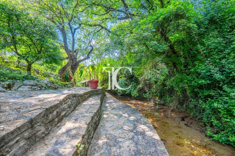 Maison - 397 m² - 12 pièces