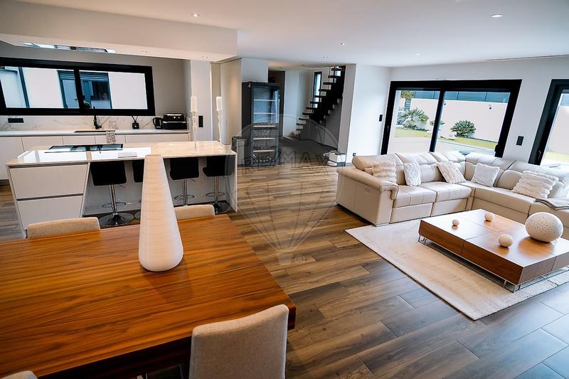 Maison - 197 m² - 7 pièces