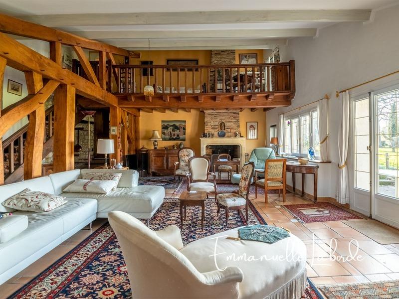 Propriété - 315 m² - 9 pièces