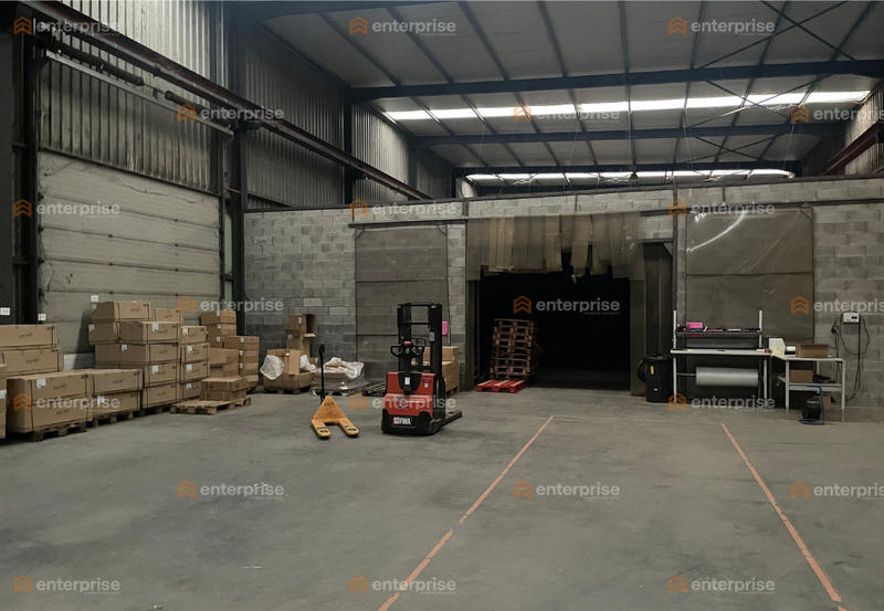 Entrepôt - 3 055 m²