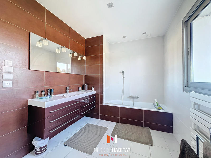 Maison - 251 m² - 6 pièces