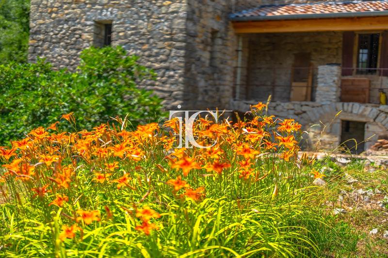 Maison - 305 m² - 14 pièces