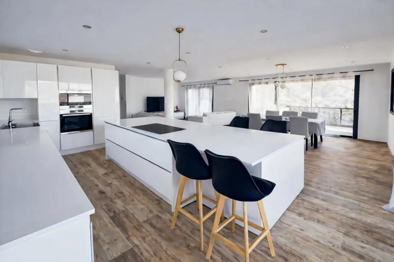 Maison - 215 m² - 9 pièces