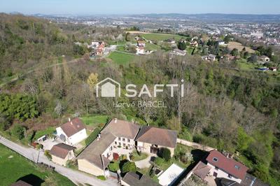 Maison - 218 m² - 6 pièces