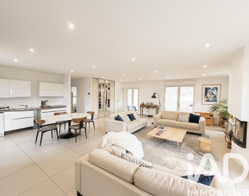 Maison - 231 m² - 9 pièces