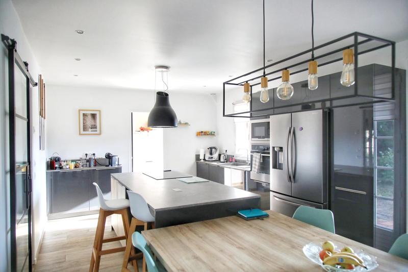 Maison - 230 m² - 8 pièces