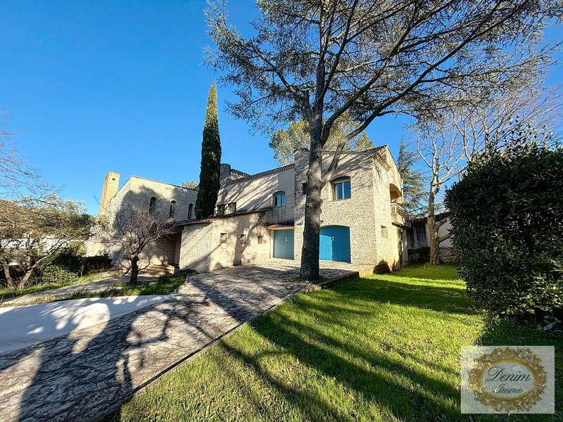 Villa - 390 m² - 6 pièces