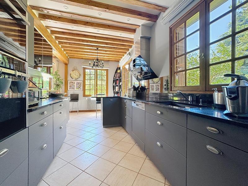 Maison - 238 m² - 9 pièces