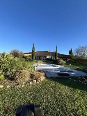 Propriété - 280 m² - 9 pièces