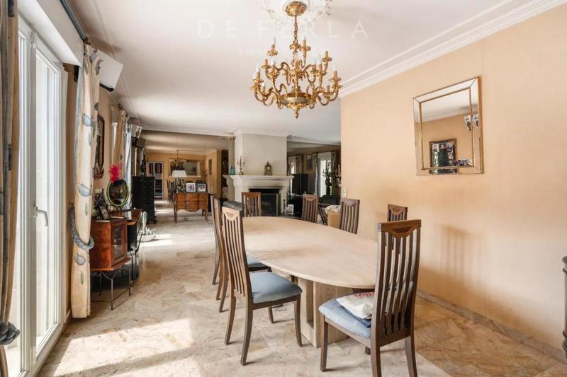 Demeure - 250 m² - 10 pièces