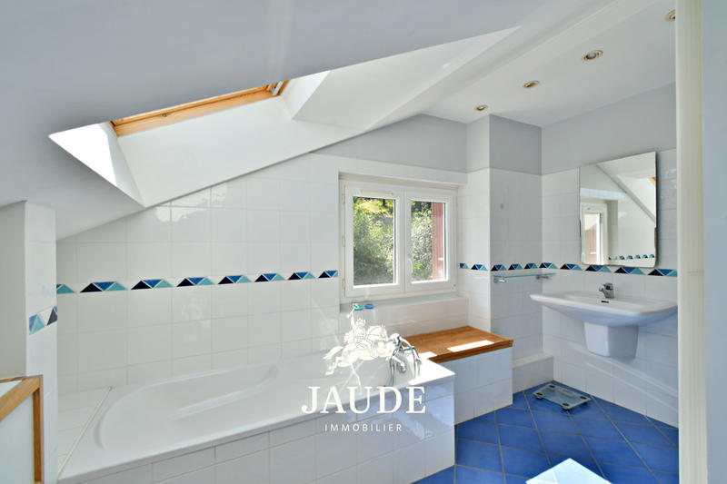 Maison - 221 m² - 10 pièces