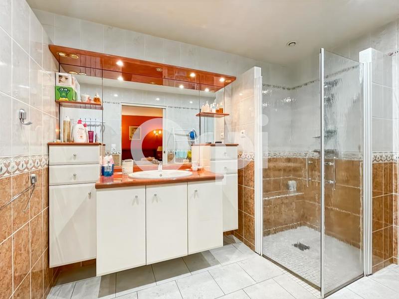 Maison - 216 m² - 6 pièces