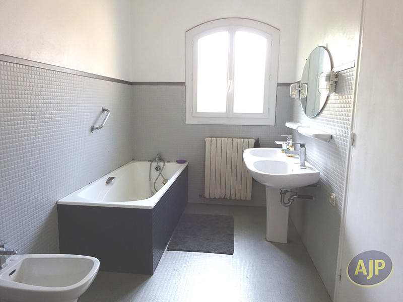 Maison - 230 m² - 7 pièces