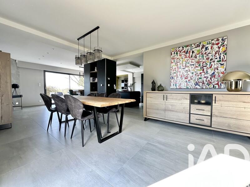 Maison - 207 m² - 8 pièces