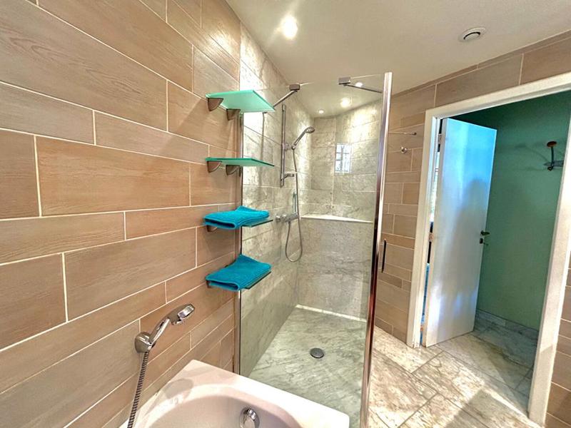 Maison - 240 m² - 11 pièces