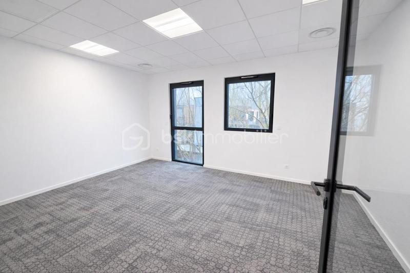 Local d'activité / Entrepôt - 1 383 m² - 50 pièces