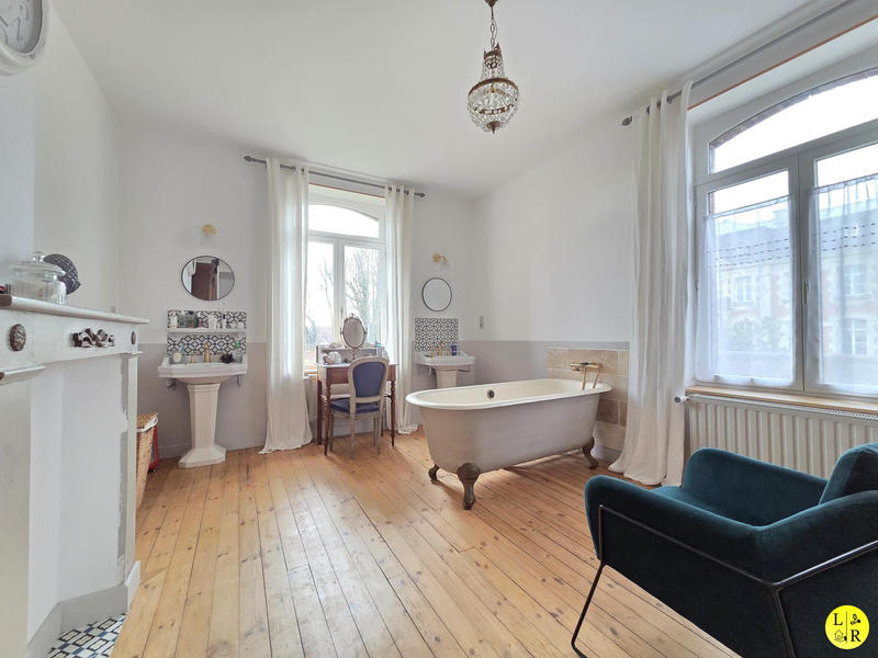 Maison - 327 m² - 10 pièces