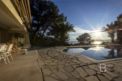 Maison - 230 m² - 5 pièces