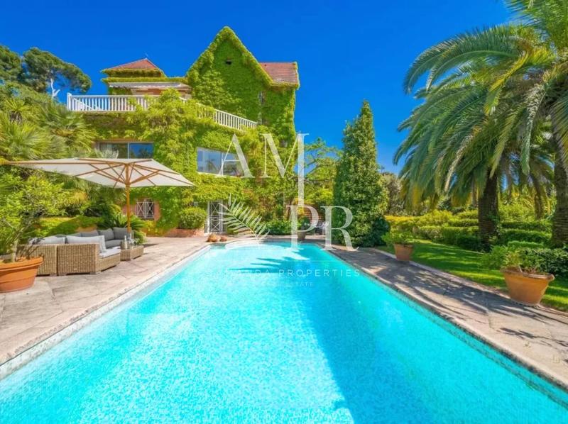 Maison - 682 m² - 11 pièces