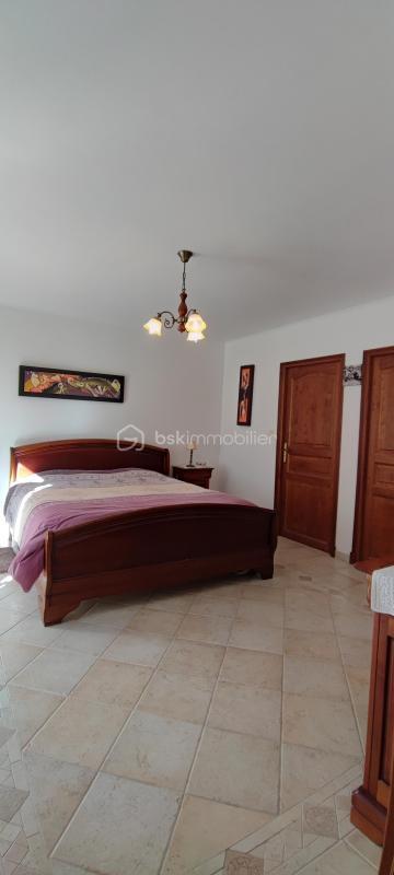 Maison traditionnelle - 250 m² - 8 pièces