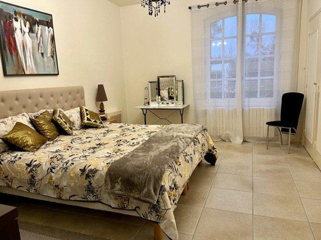 Maison traditionnelle - 270 m² - 6 pièces