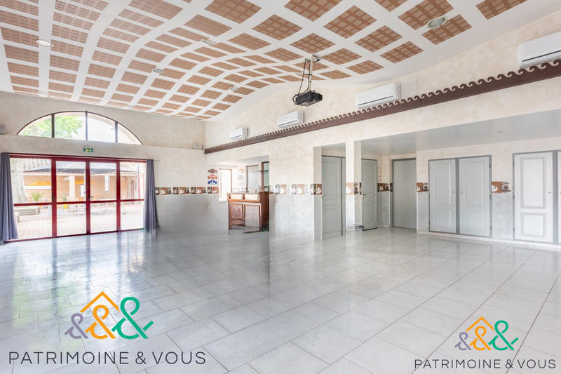 Local commercial - 1 175 m² - 28 pièces