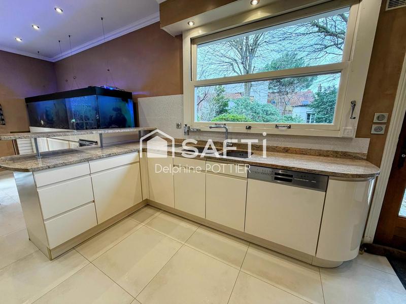 Maison - 232 m² - 8 pièces