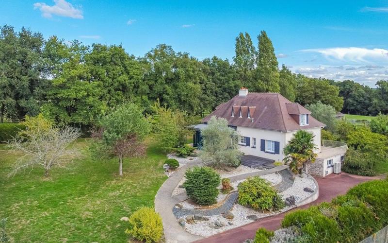 Maison traditionnelle - 261 m² - 6 pièces