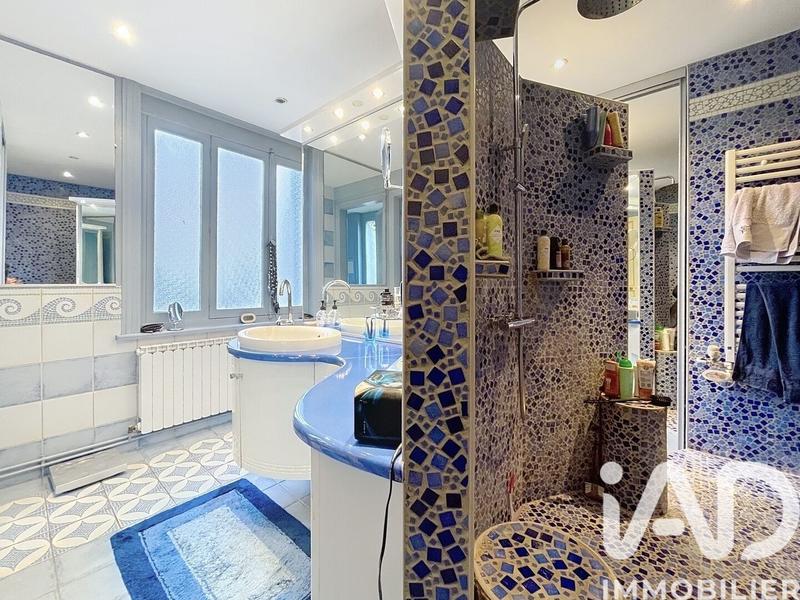 Maison - 239 m² - 9 pièces