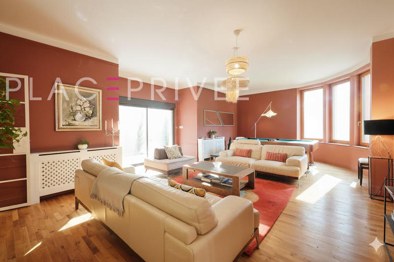 Maison - 218 m² - 8 pièces