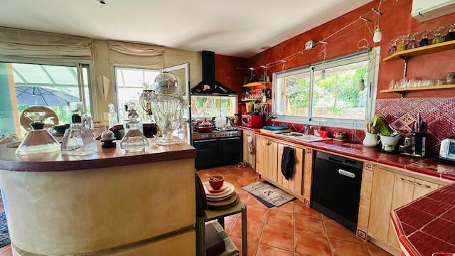 Propriété - 220 m² - 9 pièces