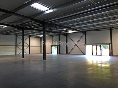 Local commercial - 1 024 m²