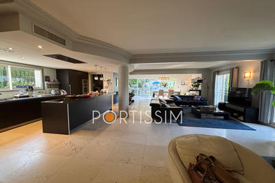 Maison - 275 m² - 8 pièces