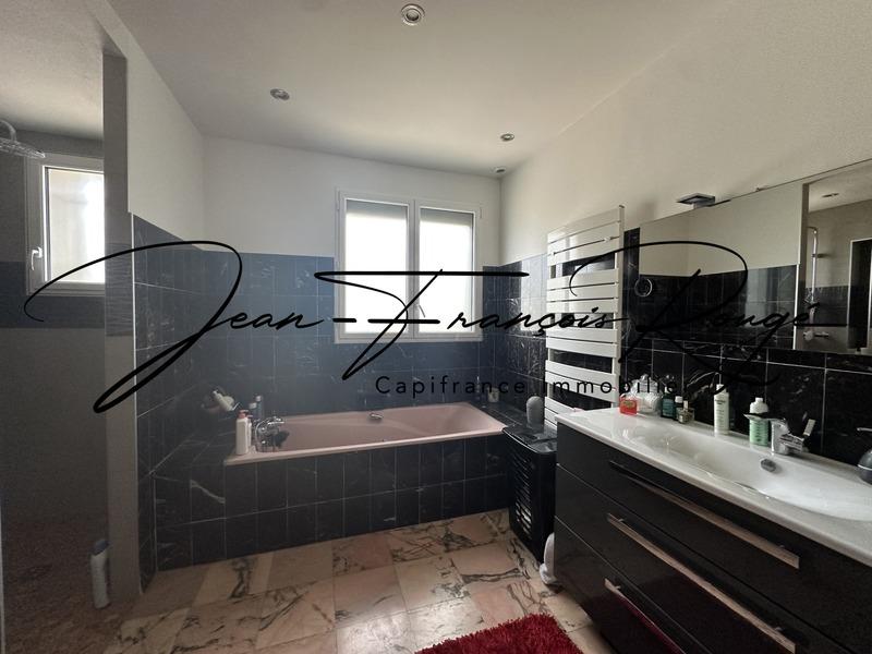 Maison - 210 m² - 9 pièces