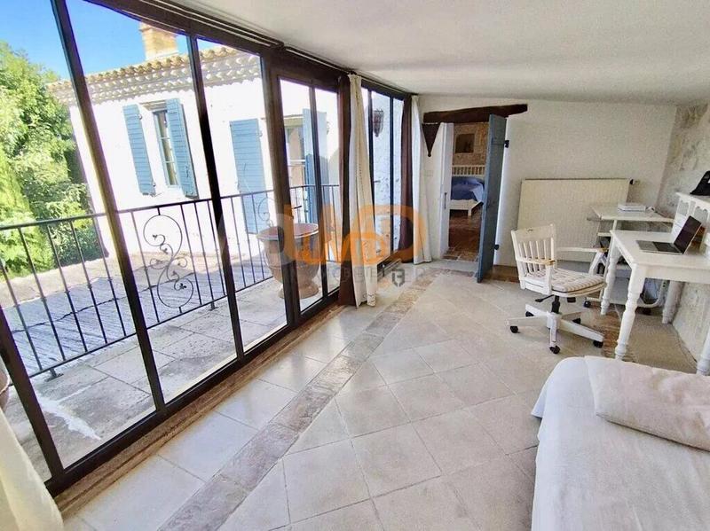 Maison - 300 m² - 11 pièces