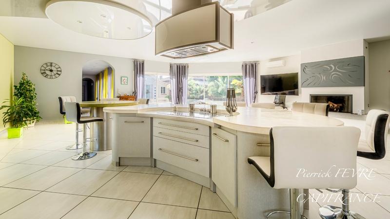 Maison - 237 m² - 8 pièces