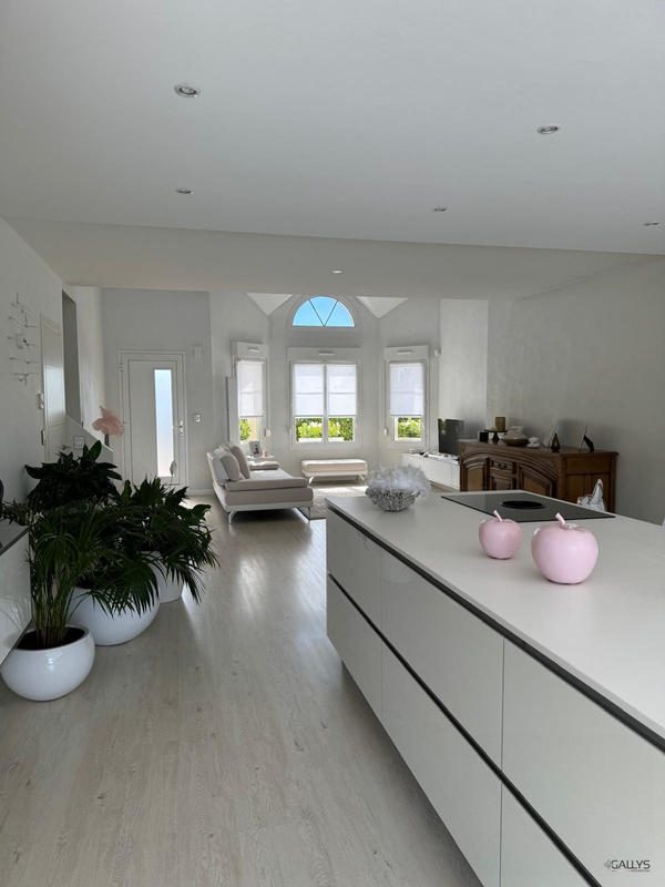 Maison - 219 m² - 5 pièces