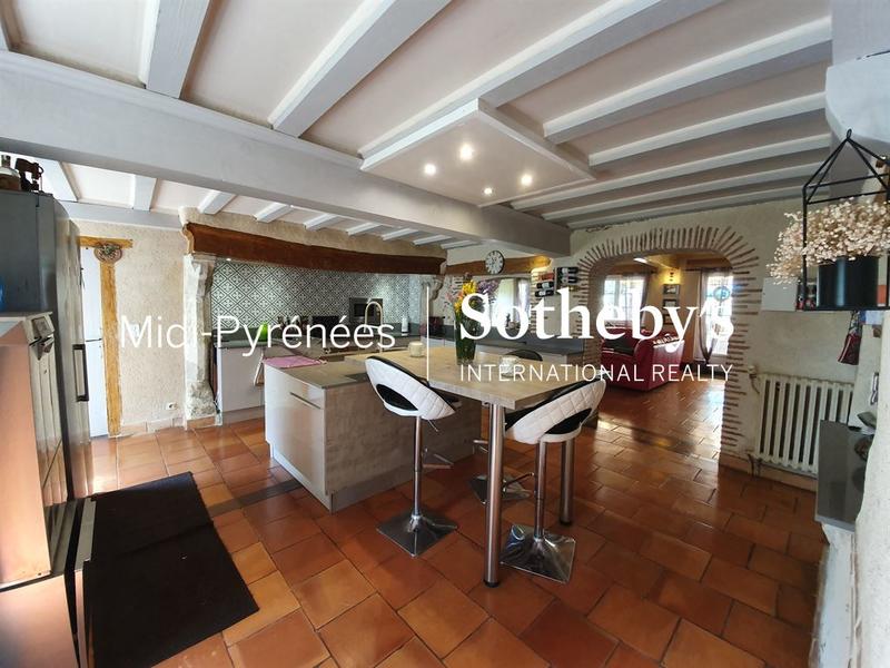 Propriété - 661 m² - 16 pièces