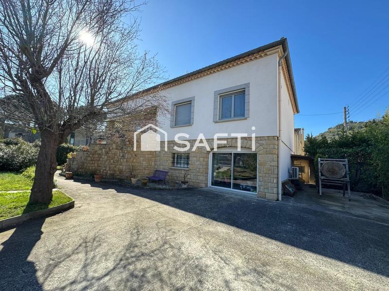 Maison - 240 m² - 8 pièces
