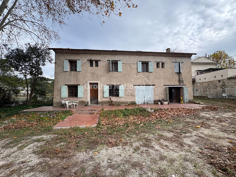 Maison - 930 m² - 30 pièces