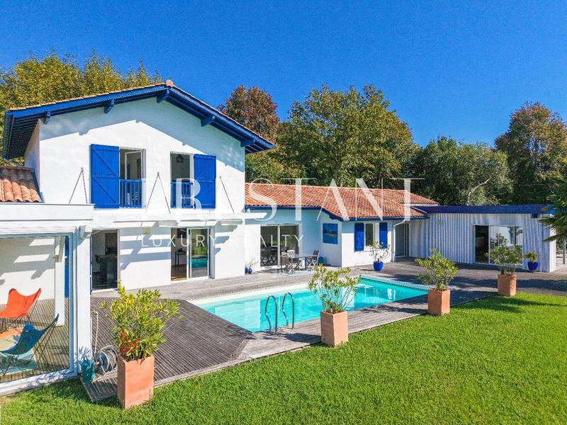 Maison - 290 m² - 9 pièces