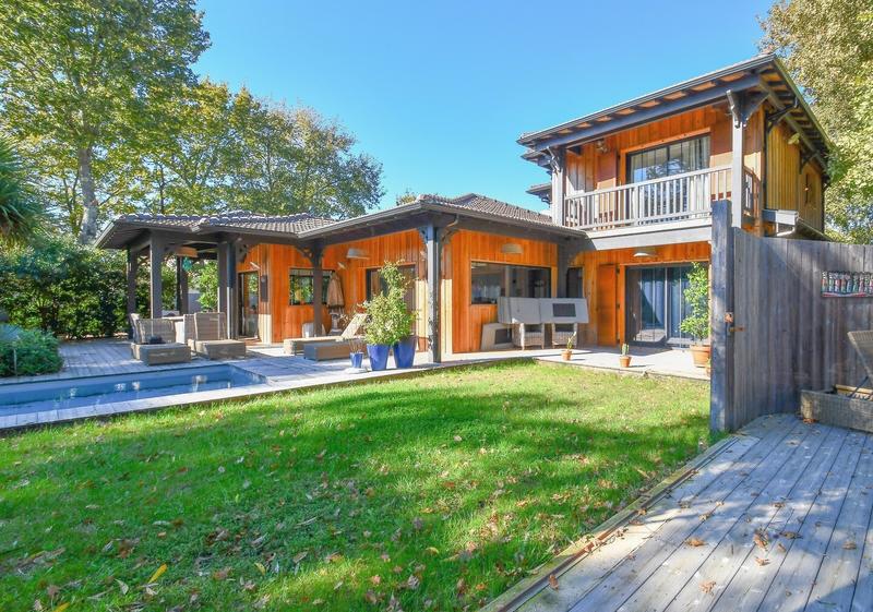 Maison - 220 m² - 8 pièces