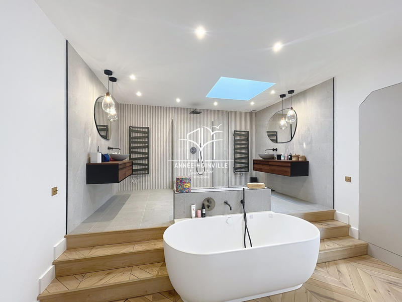 Villa - 330 m² - 9 pièces